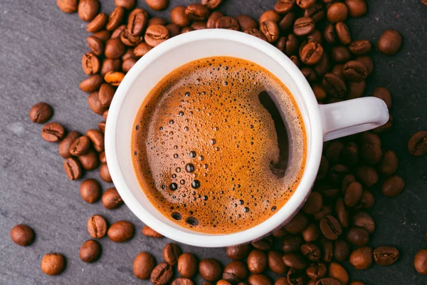 Tasse Kaffee Mit Bohnen lizenzfreie Stockbilder