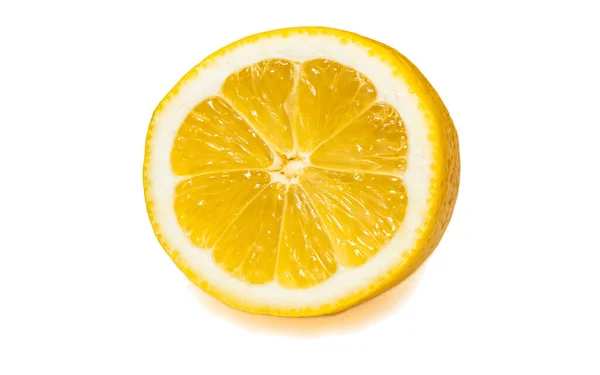Limon dilimi, limon beyaza izole edilmiş.