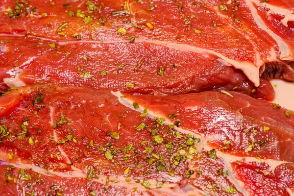 Baharatlı çiğ biftek, tabakta çiğ et.