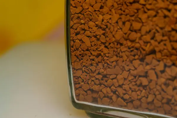 Granüle kahve, kabın içinde fasulye.