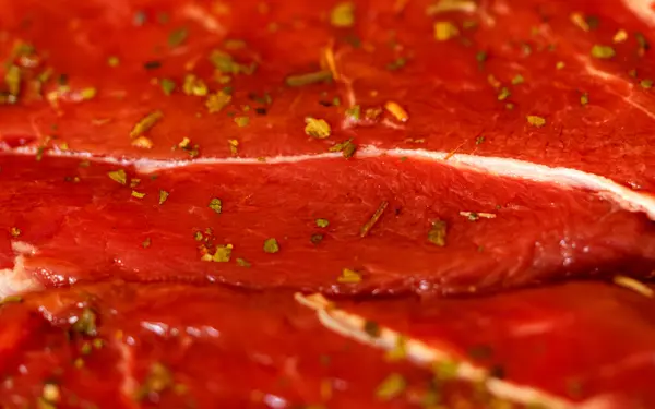 Baharatlı çiğ biftek, tabakta çiğ et.