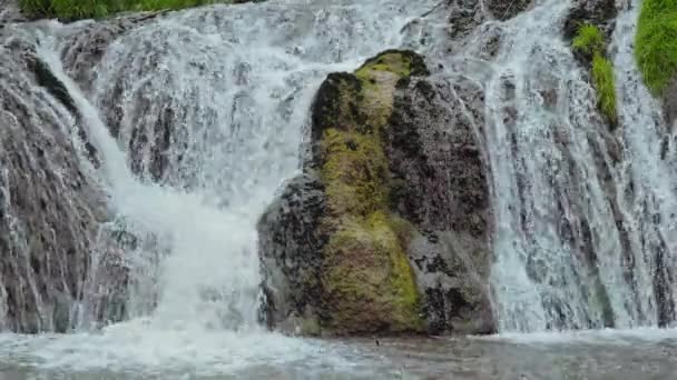 Vízesés Kövek Kaszkádja Nagy Vízesés Közepes Közelkép Emberek Nélkül — Stock videók