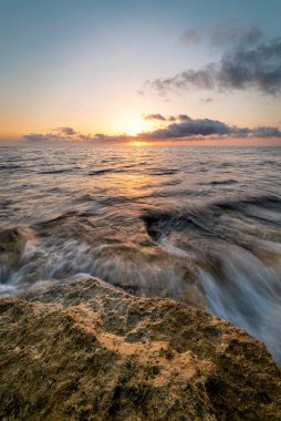 La Manga del Mar Menor sahillerinde gün doğumu, Murcia, İspanya