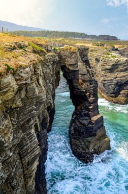 Ünlü Catedrales plajının kıyı fotoğrafçılığı, Ribadeo, Galiçya, İspanya.