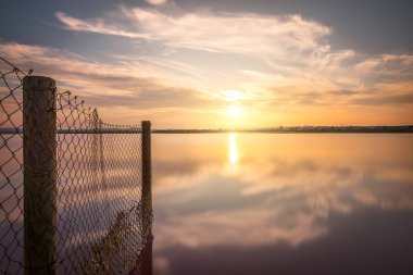 Torrevieja 'nın Pembe Gölü' nde gün batımı, Alicante