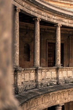 La Alhambra, Granada, İspanya 'daki V. Carlos Sarayı' nın avlusu..