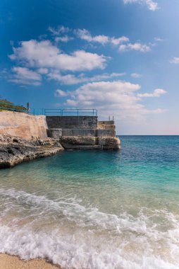Malta 'nın Gozo adasının karakteristik turkuaz suları..