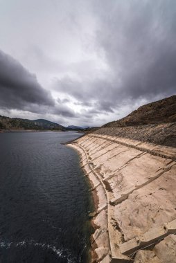 Atazar barajının duvarı ve aynı ismin rezervuarı. Atazar (Madrid).