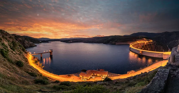 Atazar barajının duvarı, Madrid nüfusunun su ihtiyacını karşılama girişimine karşılık verir.
