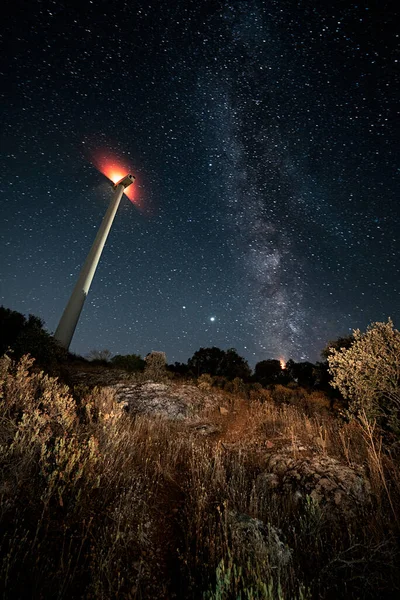 Větrná Turbína Doprovázená Královnou Noci Mléčnou Dráhou Polích Lillo Toledo — Stock fotografie