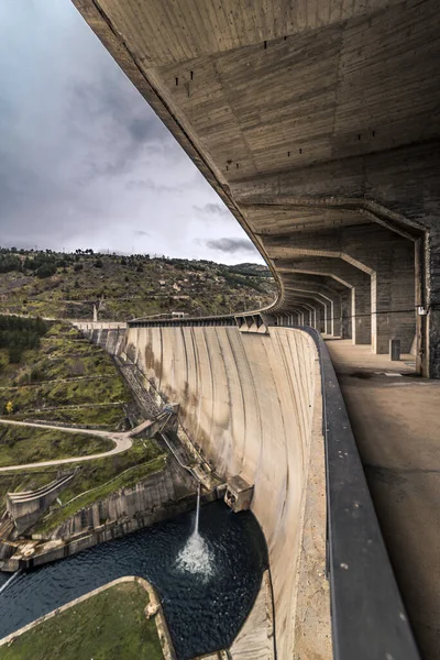Atazar barajının duvarı ve aynı ismin rezervuarı. Atazar (Madrid).