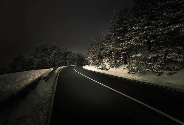 İlk sonbahar karlarında geziniyorum.