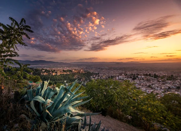 Alhambra, Granada, İspanya 'nın kale ve saray kompleksi.