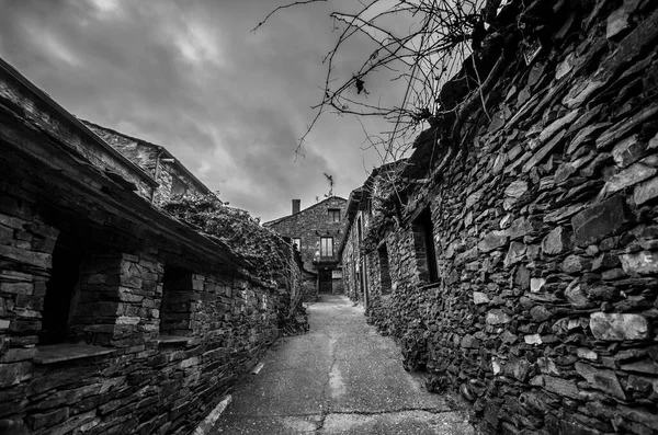 Valverde de los Arroyos, a small and picturesque town, located within the Los Pueblos Negros route surrounded by an exceptional natural environment.