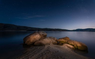 Summer nights of astronomical observation and night photography session in the Atazar reservoir, El Berrueco, Madrid