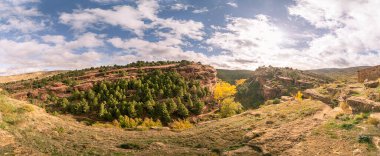 Mirador del Barranco del Cabrerizo Panoramik, Albarracin, Teruel. Mağara resimleri, Jura fosilleri ve geniş çam ormanları bu turun cazibelerinden bazıları.