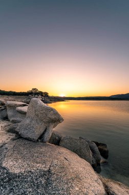 Rezervuar, gizemli sular Bir yaz gecesinin şafağını boyar