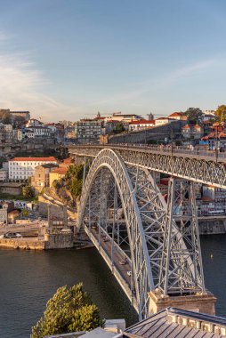 Porto 'daki Don Luis Köprüsü, şehrin bir simgesi ve Portekiz' in Ribeira şehrini düşünmek için en iyi bakış açısıdır..