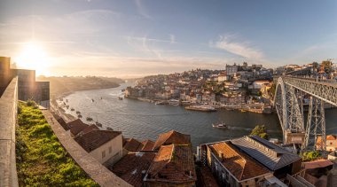 Porto 'daki Don Luis Köprüsü, şehrin bir simgesi ve Portekiz' in Ribeira şehrini düşünmek için en iyi bakış açısıdır..