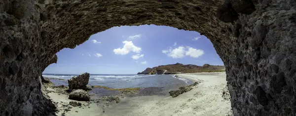 Panoramik fotoğrafçılık. Cala de la Media Luna - Cabo de Gata Doğal Parkı, güzel kumları ve sakin bir çevresi olan bir koydur. İnsanlar mayolu ya da mayolu olsun ya da olmasın, her biri kendi seçimine göre değişir. Almerya, İspanya
