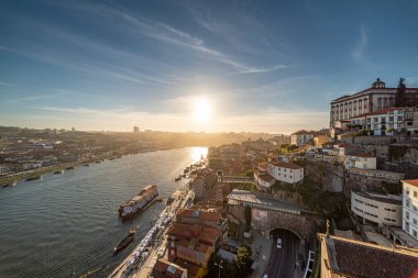 Porto 'daki Douro Nehri' nin üzerinde gün batımı. Ünlü Don Luis Köprüsü 'nden.