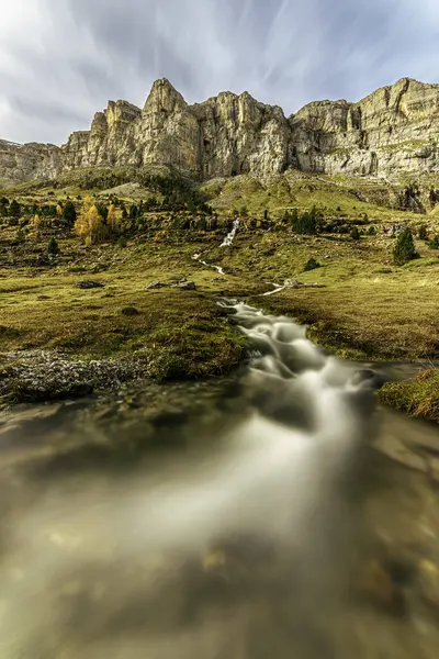 İspanya, Torla-Ordesa 'daki Cola de Caballo' ya giden yolda Ordesa Vadisi 'ndeki yürüyüş rotasında gördüğümüz yüzlerce şelaleden biri..