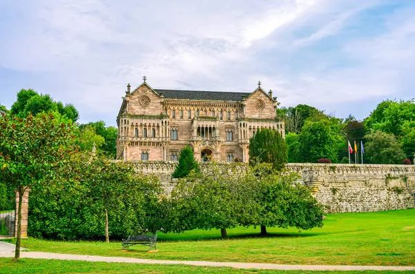  Gotik Neo-kilise, Palacio Sobrellano, Comillas, Cantabria, İspanya