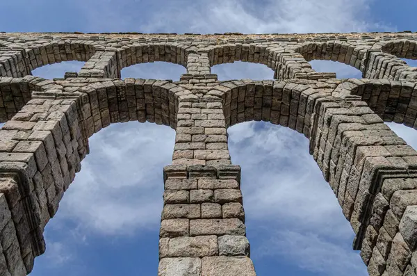 Segovia su kemeri şehrin en büyük sembolü ve İspanya 'nın en popüler anıtlarından biridir.