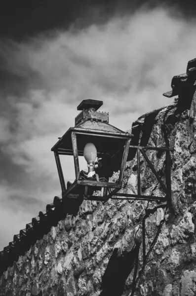 Patones de Arriba, Madrid, İspanya sokaklarını aydınlatan eski fener.