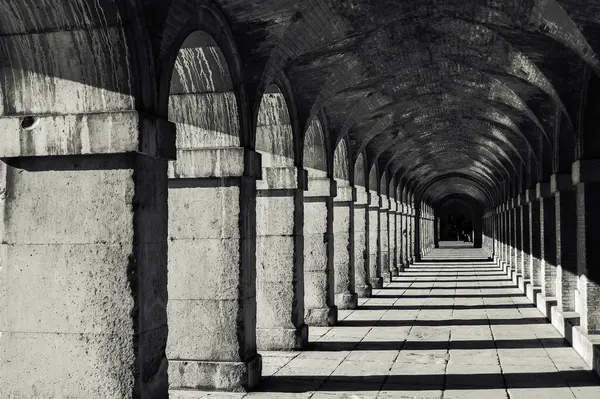 Plaza de Parejas 'da kemer geçidi, Aranjuez, Madrid