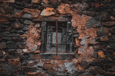 Patones de Arriba, Madrid Topluluğu 'nun eşsiz bir örneği olan siyah levha mimarisinin en temsili örneklerinden biridir..