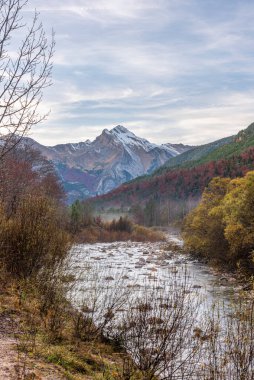Monte Perdido 'nun Pireneler' deki sonbahar manzarasının büyüsü arka planda Cebollar tepesi, Torla, Huesca ile Arazas nehri.