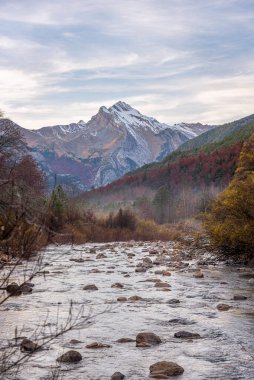 Monte Perdido 'nun Pireneler' deki sonbahar manzarasının büyüsü arka planda Cebollar tepesi, Torla, Huesca ile Arazas nehri.