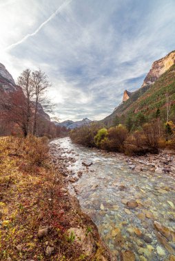 Monte Perdido 'nun Pireneler' deki sonbahar manzarasının büyüsü arka planda Cebollar tepesi, Torla, Huesca ile Arazas nehri.