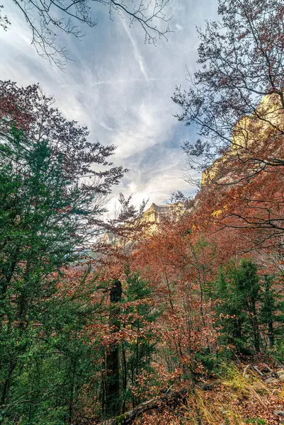 Monte Perdido 'nun Pireneler' deki sonbahar manzarasının büyüsü arka planda Cebollar tepesi, Torla, Huesca ile Arazas nehri.