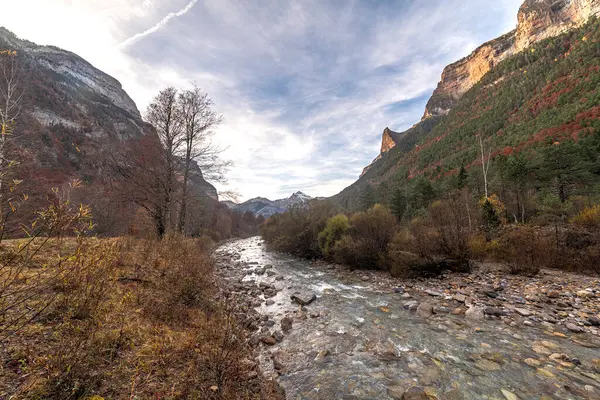 Monte Perdido 'nun Pireneler' deki sonbahar manzarasının büyüsü arka planda Cebollar tepesi, Torla, Huesca ile Arazas nehri.