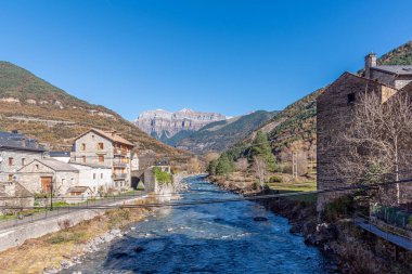 Ara Nehri Broto 'dan geçerken. İspanya 'nın Aragon Özerk Topluluğu' nun Huesca eyaletinin Sobrarbe ilçesine bağlı bir beldedir..