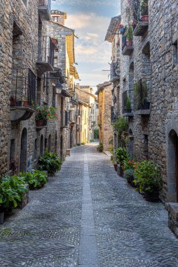 Güzel Ainsa kasabası, bu güzel köşeleri fotoğraf çekmek için bulabilirsiniz, Huesca, İspanya