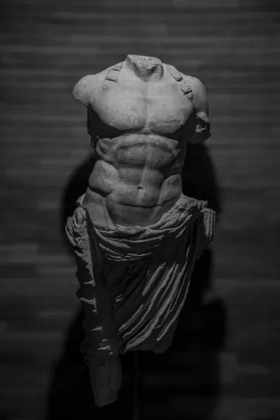 Çıplak bir gövdenin Antik Roma heykeli