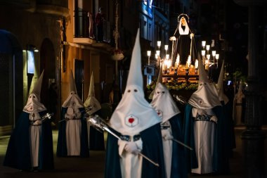 Gandia, İspanya - 16 Nisan 2022: Mary ile Paskalya alayı Kutsal Cuma 'da bir şamandırada heykel 
