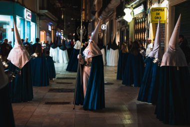 Gandia, İspanya - 16 Nisan 2022: Kapüşonlu insanlarla Paskalya Geçidi