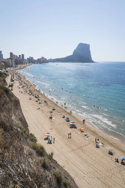 Calpe España Julio 2021 Playa Soleada Con Turistas Vacaciones Largo — Foto de Stock