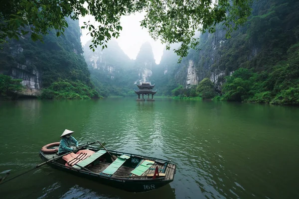 Лодка Гребли Вдоль Thung Chuoi Храмовые Ворота Между Пышными Зелеными — стоковое фото