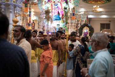 Georgetown, Penang, Malezya - 5 Şubat 2023: Hindular Thaipusam festivalinde Şelale Tepesi Tapınağı 'nda bir kavadi şamandırası taşıyorlar