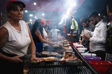 Guca, Sırbistan - 4 Ağustos 2024: Geleneksel bir dağ köyü etkinliği olan Guca Trompet Festivali 'nde barbekü ve ızgara et