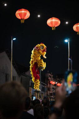 Georgetown, Penang, Malezya - 18 Şubat 2024: Georgetown, Penang, Malezya 'da Çin' de yeni yıl kutuplarında aslan dansı yapan ziyaretçiler