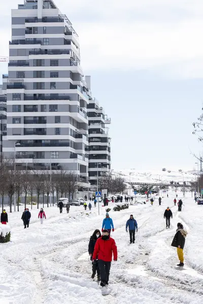 Madrid 'deki kar fırtınasından sonra şehir yıkıldı.