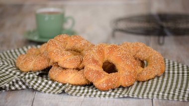 Taze pişmiş, susamlı ev yapımı simit..