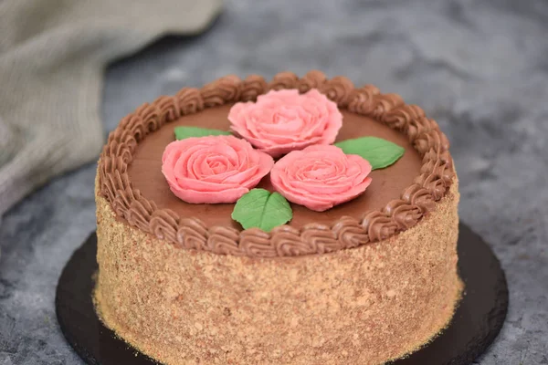 Schokoladenkuchen Mit Rosa Buttercremeblüten Dekoriert — Stockfoto