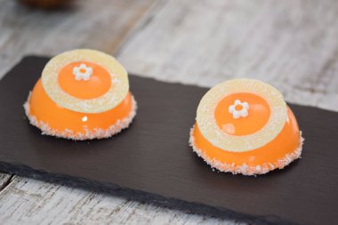 Trendy mousse kek ayna sır ile dekore edilmiştir. Koyu arka plan